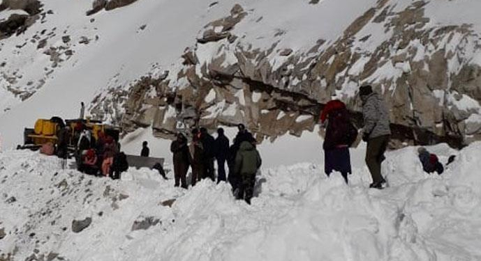 Ten people came under snow avalanche in J&K, five dead bodies recovered