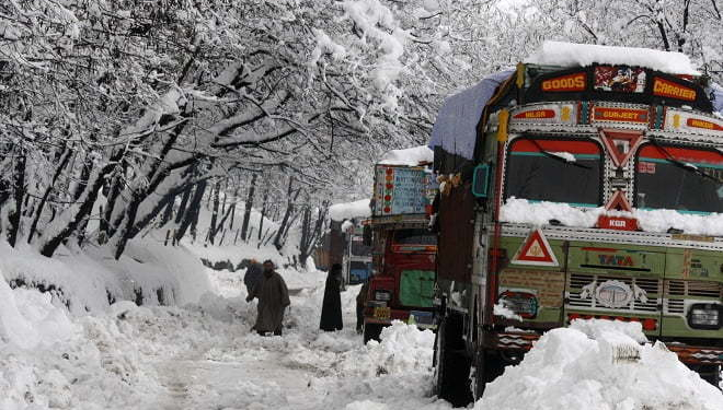 Crisis : Srinagar Jammu highway remains shut for 6th day