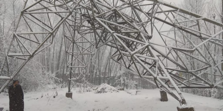 Bandipora : Transmission Tower collapse amid heavy snowfall