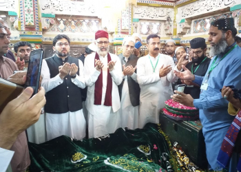 Pak Pilgrims, Embassy Staff Pay Obeisance at Khusro’s Shrine