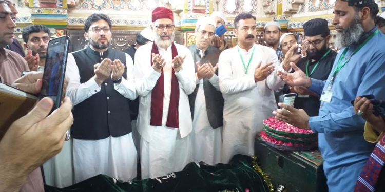 Pak Pilgrims, Embassy Staff Pay Obeisance at Khusro’s Shrine