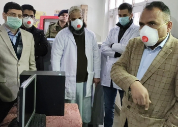 Div Com visits Bandipora, takes stock of COVID-19 control measures