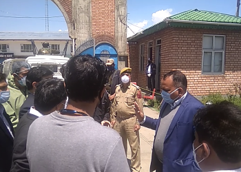 Div Com visits Red Zone areas and wellness centres of Anantnag