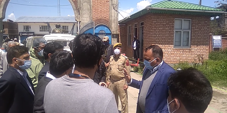 Div Com visits Red Zone areas and wellness centres of Anantnag