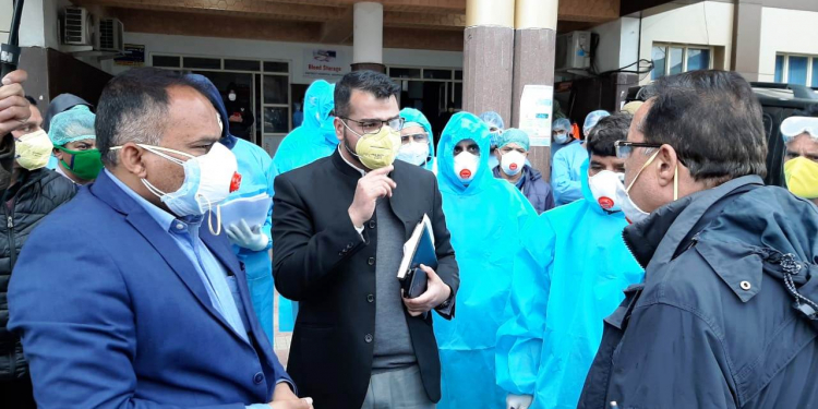 Div Com visits Pulwama, takes stock of COVID-19 control measures