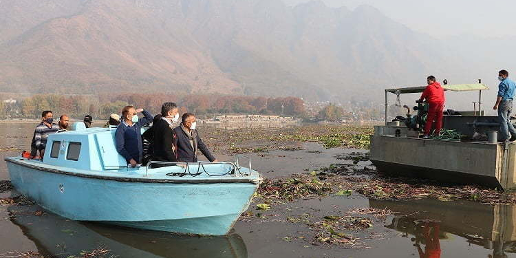 Div Com takes extensive tour of Dal, Nigeen Lake