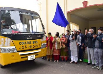 Lt Governor flags off Girls Contingent for 15 day Ski Course & Training at Gulmarg