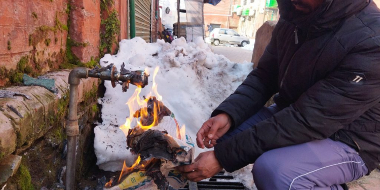 Frozen taps , defunct water supply reminds Kashmir of Harshest 2021 winter 