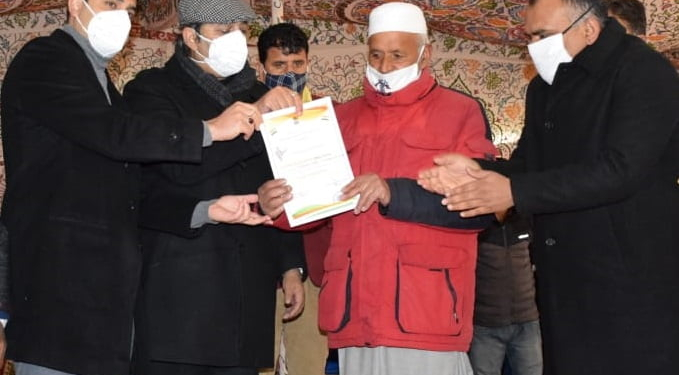 Azadi Ka Amrut Mahotsov celebrations Advisor Baseer Khan flags off Mega Shikara rally at Dal Lake