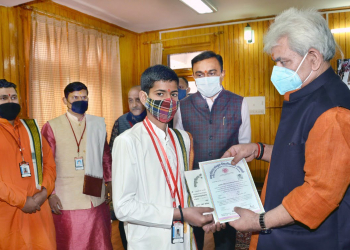 Lt Governor felicitates students of SMVD Gurukul for securing 1st positions in Sampurnanand Sanskrit University