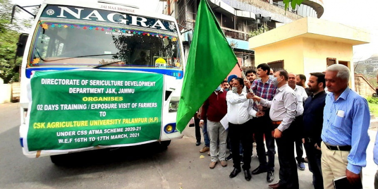 Director Sericulture flags-off Farmers’ Tour HP