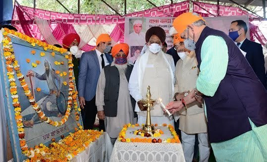 Lt Governor pays obeisance at Gurudwara Baba Banda Singh Ji Bahadur at Reasi