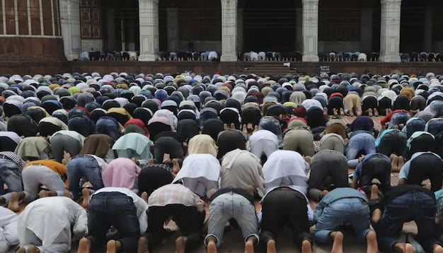 Local Mosques brazenly violating social distance norms, Administration warms of action