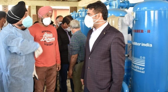 DC Srinagar visits Chest Disease, SMHS hospitals to oversee installation of 3 new Oxygen Plants