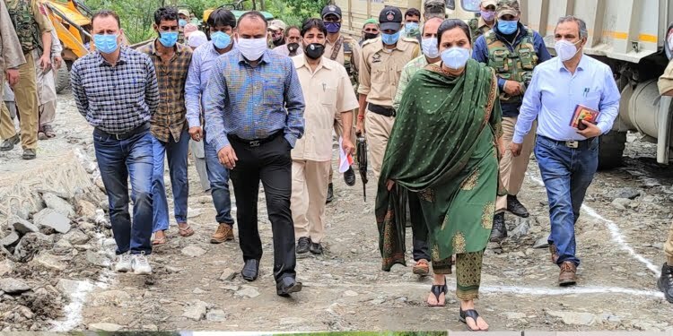 Div Com Kashmir inspects several roads of PMGSY in Ganderbal