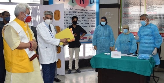 Lt Governor visits Ganderbal & Budgam, reviews Covid Containment Efforts