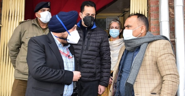 Div Com Kashmir visits Acid attack survivor at SMHS Hospital