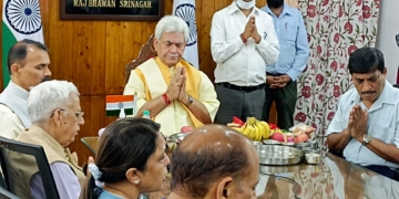 Lt Governor performs Puja of Baba Barfani