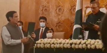 President Alvi administers oath to Pervez Elahi as CM Punjab