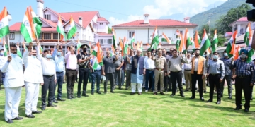 Lt Governor starts Har Ghar Tiranga campaign; Distributes National flags among Raj Bhawan staff