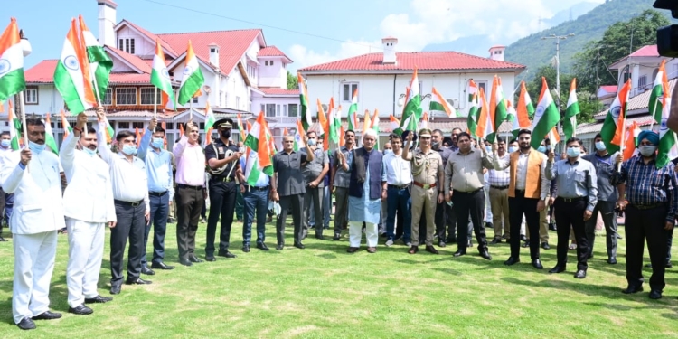 Lt Governor starts Har Ghar Tiranga campaign; Distributes National flags among Raj Bhawan staff