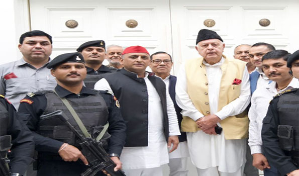 Farooq Abdullah meets Akhilesh, condoles Mulayam’s demise
