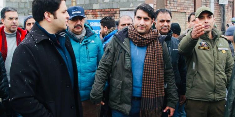 DC Srinagar tours City areas; oversees Snow clearance operation