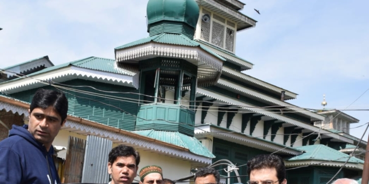 Div Com visits Shrines, Mosques; Reviews facilities; Pays obeisance at Dastgeer Sahib
