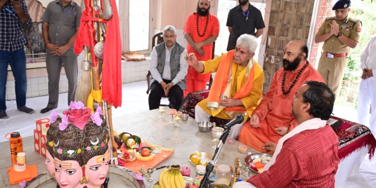 Lt Governor performs Pujan of Amarnathji Chhari Mubarak