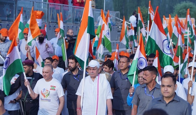 J&K LG flags off Tiranga Yatra in Srinagar; joins thousands of enthusiastic citizens in the walkathon from KICC to Botanical Garden