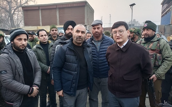 DC Baramulla visits Sopore; meets delegations, listens to their issues