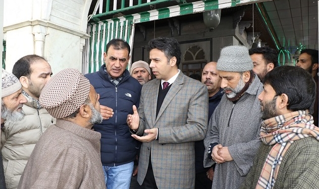 DC Srinagar visits Makdoom Mandal, Ganpatiyar Temple and Soumyaar Temple