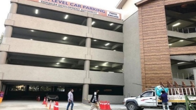 Concerns Raised by Market Association President Regarding Multi-Level Parking Entry