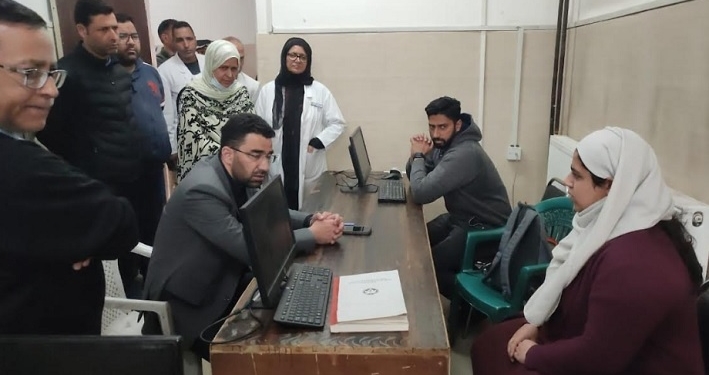 Secretary Health visits SKIMS MC&H; Inspects healthcare, interacts with students, faculty