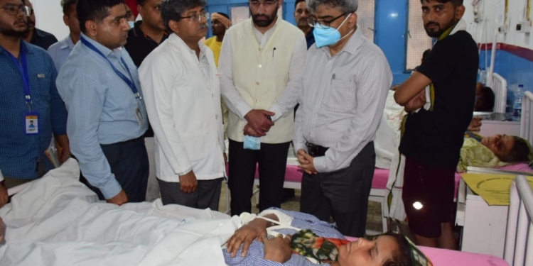 Dulloo visits GMC, enquires about health of Akhnoor bus accident victims