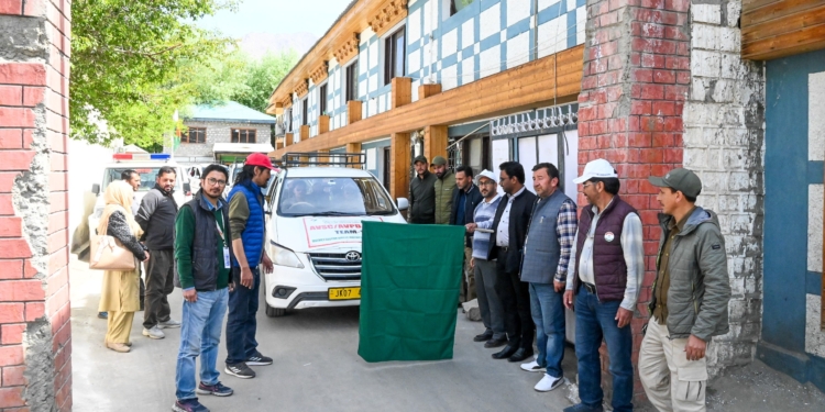 DC/DEO Kargil flags off Polling Teams for ‘Vote from Home’ initiative 
