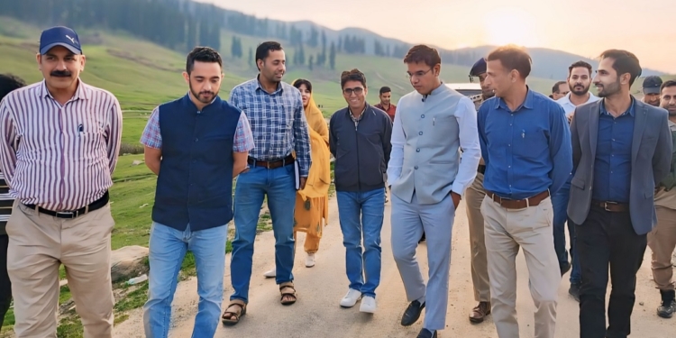 Div Com Kashmir visits Gulmarg; prioritizes Tourism Sector Regulation & Professionalism