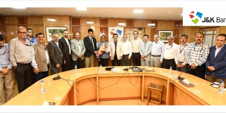 J&K Bank gives warm send-off to a senior officer