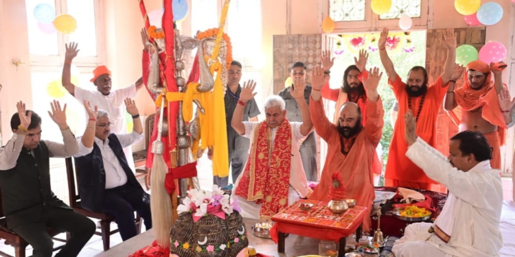 LG Manoj Sinha performs Pujan of Amarnathji Chhari Mubarak