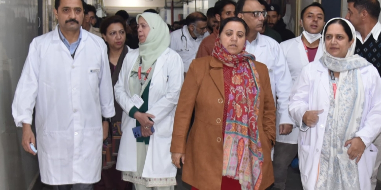 Sakeena Masood conducts surprise inspection of SMHS Hospital, Super Speciality hospital Srinagar
