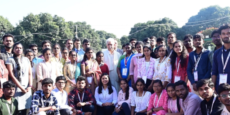 LG Manoj Sinha interacts with the Youth from Tamil Nadu, at Raj Bhawan