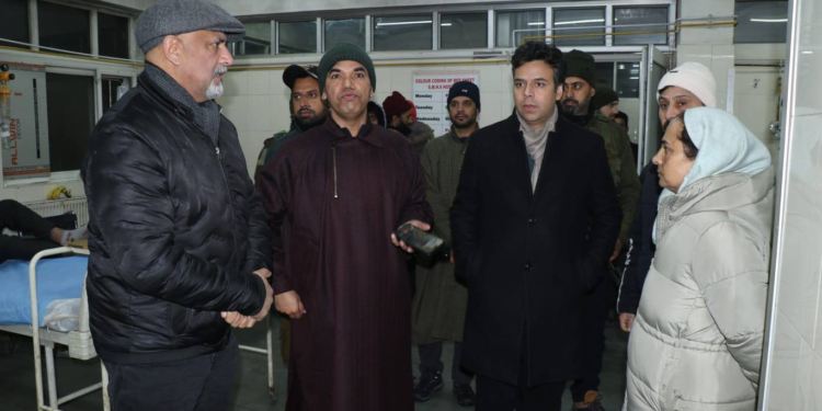 DHSK , Dr. Jehangir Bakshi and Div Com Kashmir Vijay Kumar Bidhuri review Patient care