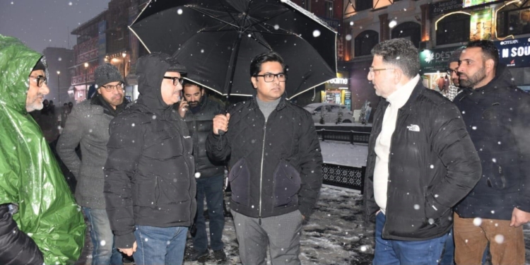 Commissioner SMC Inspects Snow Clearance and Dewatering Operations in Srinagar