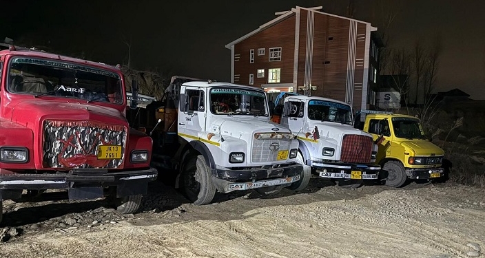 Police seizes 04 vehicles for Illegal transportation of minerals in Awantipora
