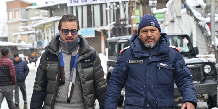 Administrator, Municipal Committee of Kargil, takes stock of snow clearance operations in Kargil Town