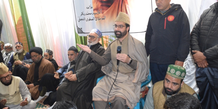 Mirwaiz Umar Farooq Visits Budgam to Offer Condolences on the Demise of Renowned Islamic Scholar Aga Syed Baqir Al-Moosav