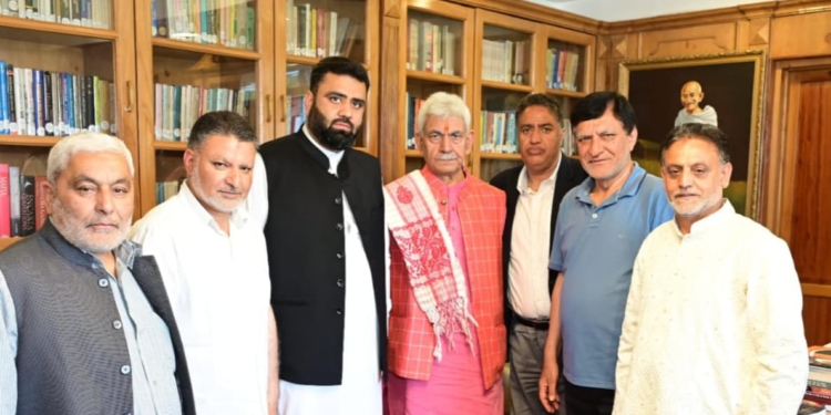 Delegation of Anjuman Sharie Shian J&K calls on LG Manoj Sinha