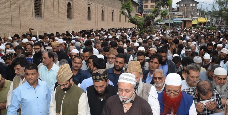 Mirwaiz Umar Farooq Pays Tribute to Late Maulana Mubarak Mubarki Sahib