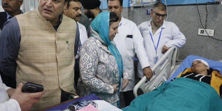 Sakeena Itoo, Javed Dar visit shelling affected areas of Baramulla, Uri