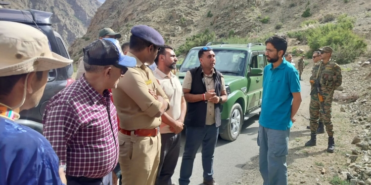 DC Kargil holds public darbar in Yaldor, visits Army post at Gyamsokh